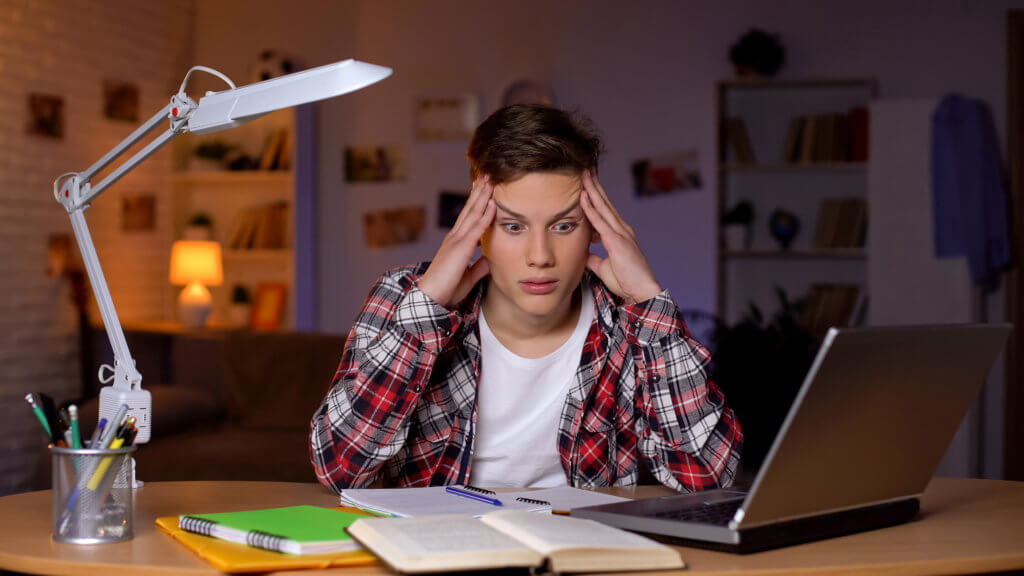 teen sitting at desk not concentrating